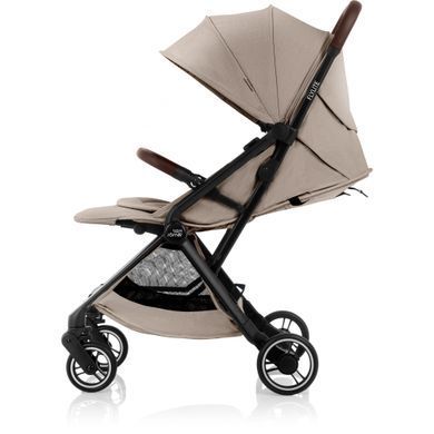 Прогулянкова коляска Britax Romer Flylite Teak легка та компактна, відповідає стандартам IATA для подорожей, кошик до 6 кг