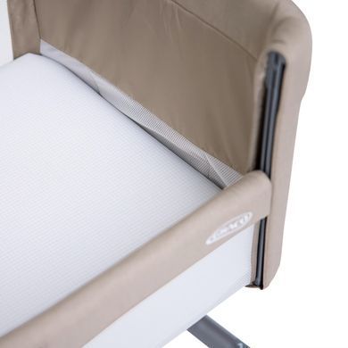 Приставне дитяче ліжечко Graco Sweet2Sleep бежеве 11 рівнів регулювання висоти, вентильований матрац, бічні стінки опускаються