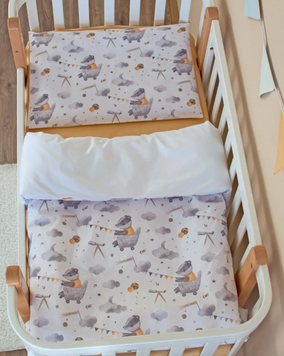 Дитячий постільний комплект Baby Veres "Борсуки з прапорцями на хмарах" для новонароджених, бавовна, простирадло на резинці, 3 елементи