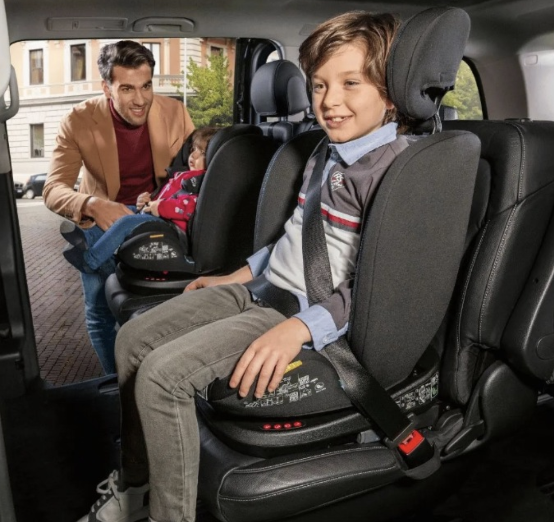 Автокрісло Chicco Mokita з системою ISOFIX та Top Tether, анатомічний вкладиш для малюків від 15 місяців до 12 років